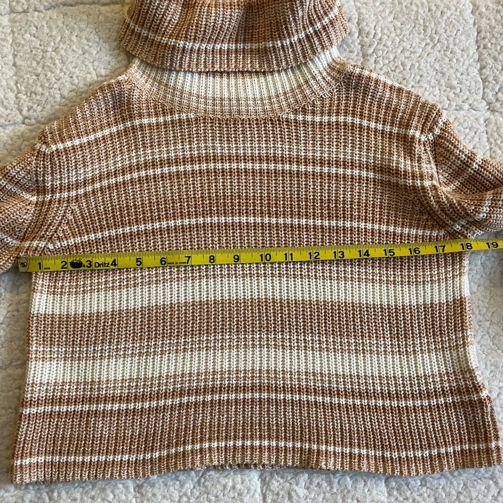 Urban Outfitters cropped turtleneck sweater - Picture 9 of 11